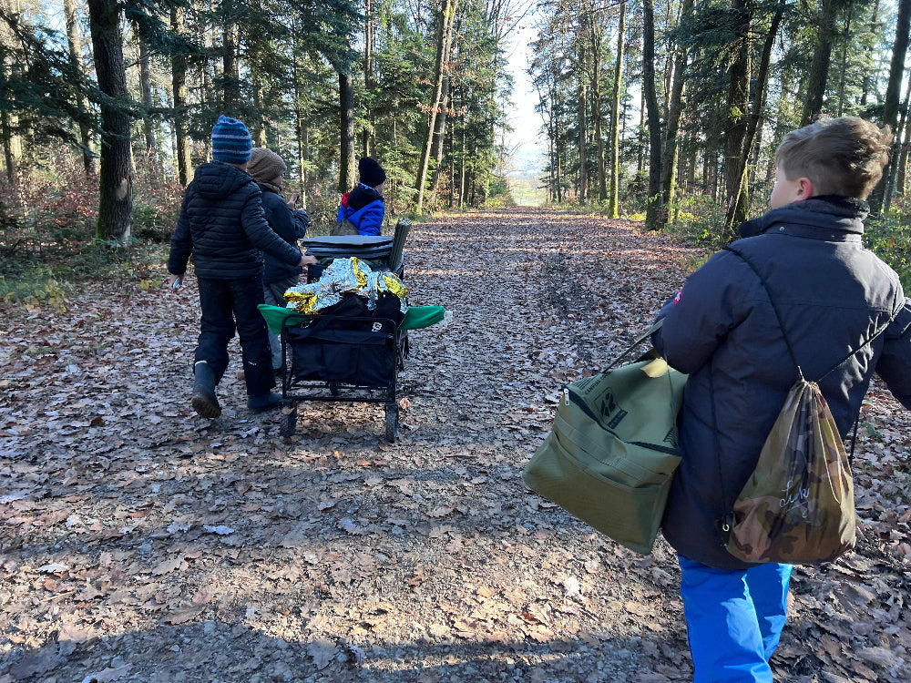 Junge Teilnehmer entdecken die Natur spielerisch