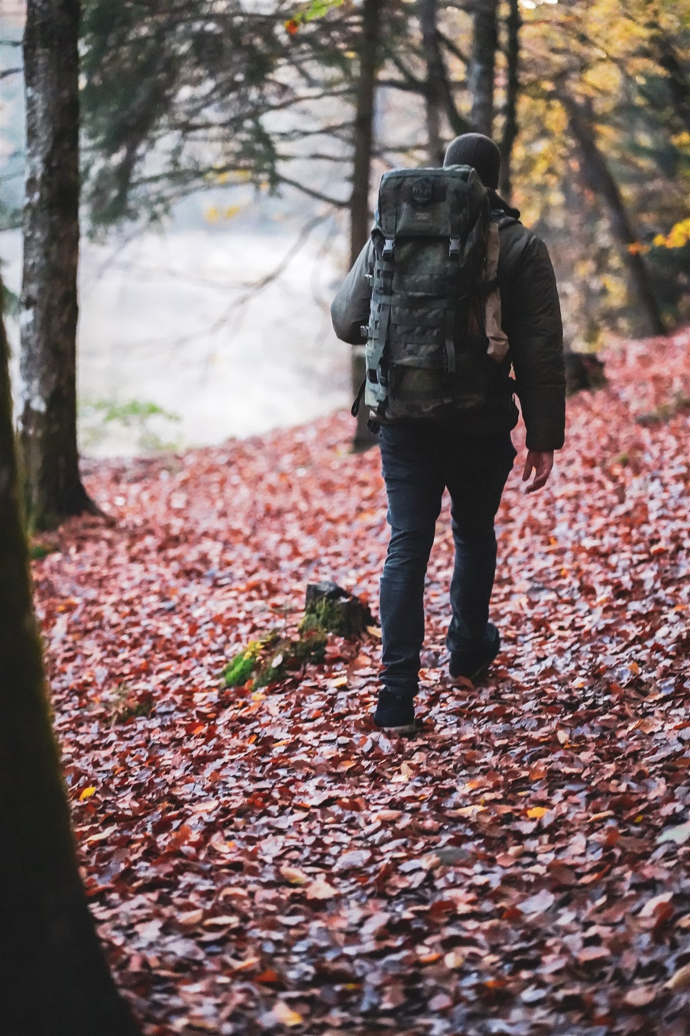 Survival-Instruktor zeigt Bushcraft-Techniken
